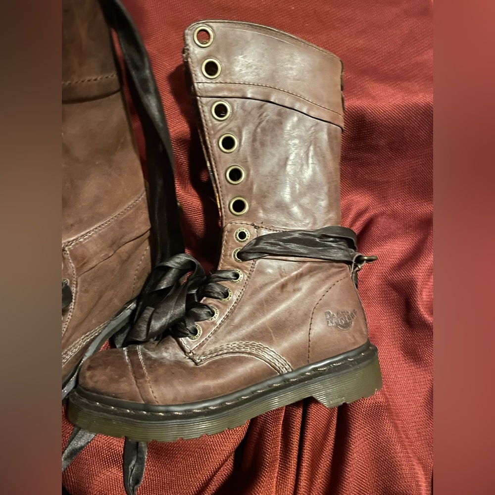 Tall lace up Dr. Martens/ Brownish grey / Floral pattern inside
